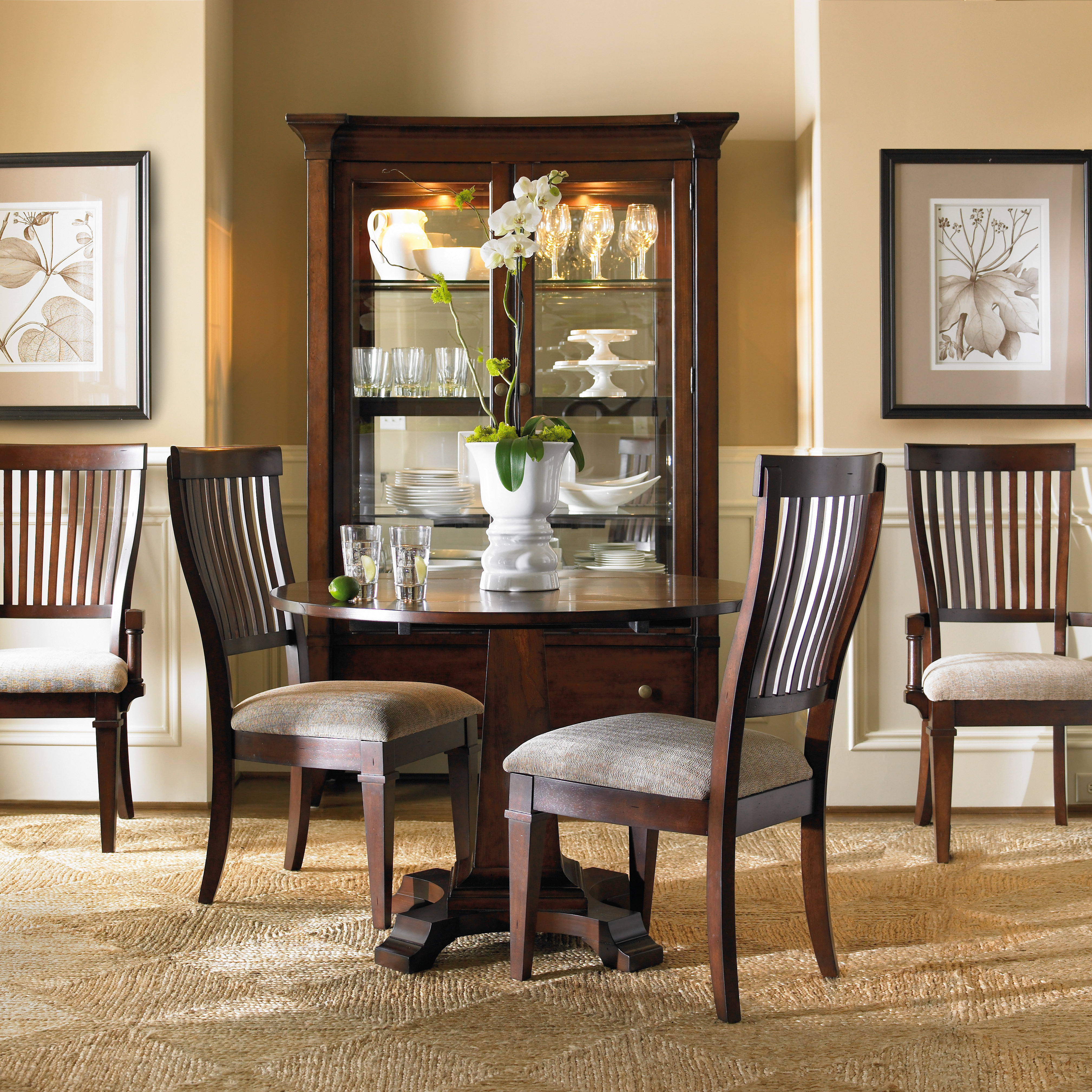 Hooker Furniture Abbott Place Round Drop Leaf Pad Dining Table