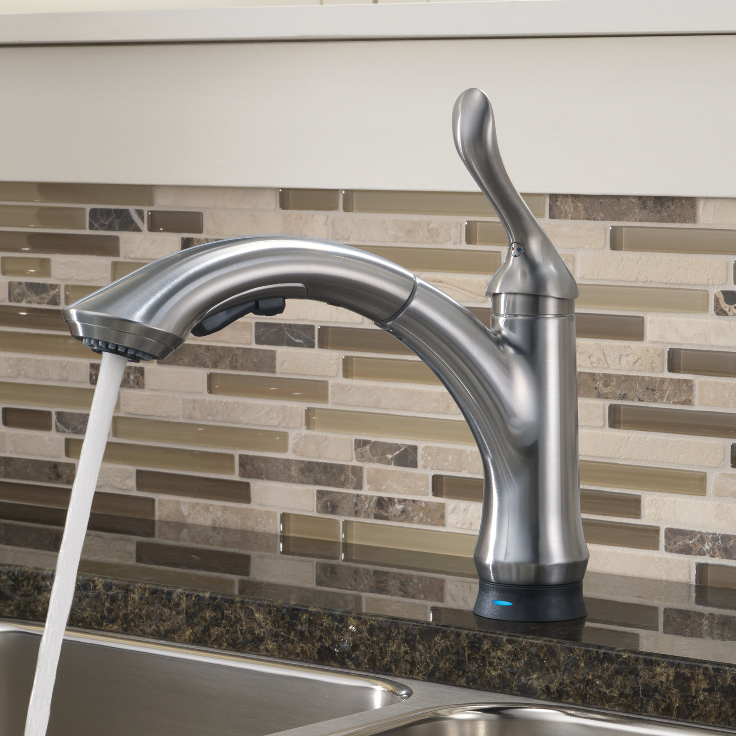 Delta Linden Touchless Single Handle Pull Out Standard Kitchen Faucet